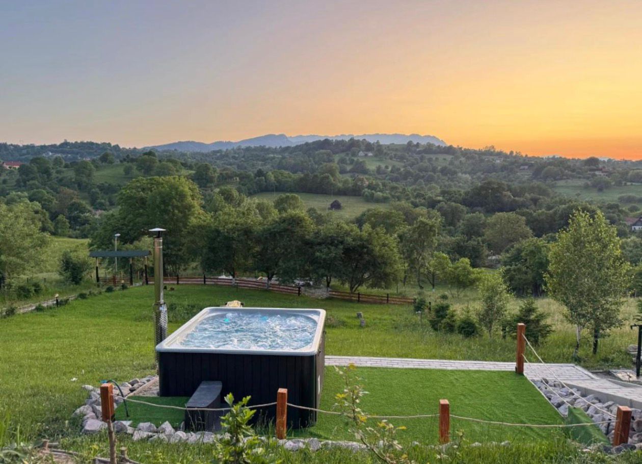 Jacuzzi cu vedere la munți la apus